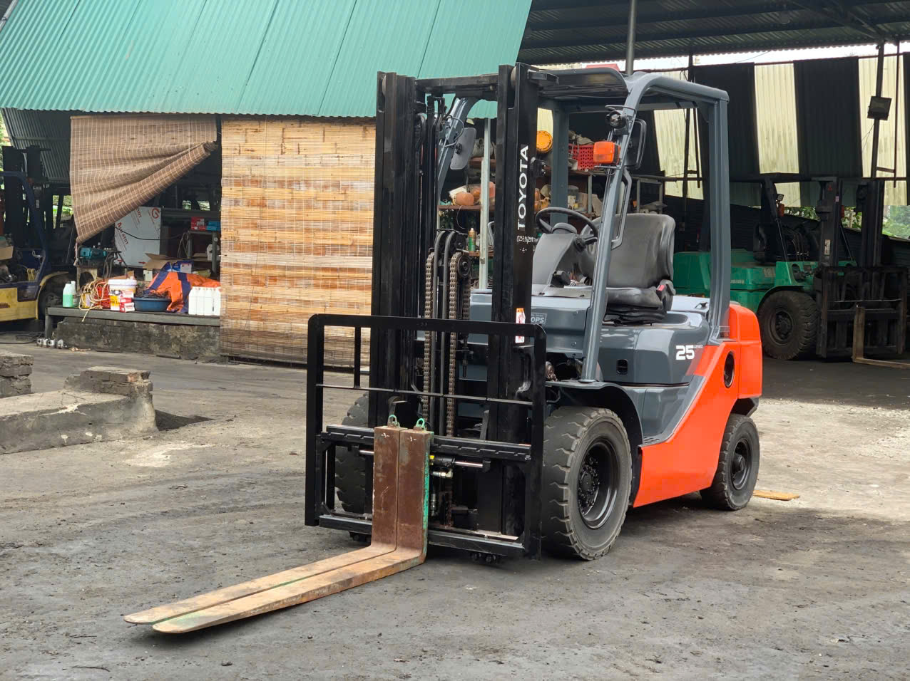 Xe nâng TOYOTA 8FD25, năm 2013