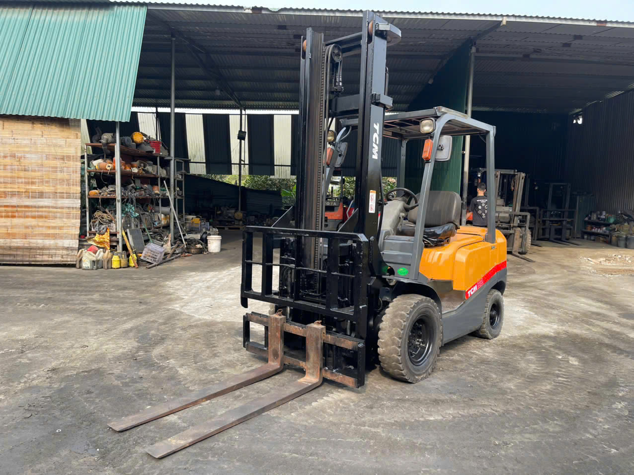 Xe nâng dầu bãi Nhật TCM FD25, NĂM 2010